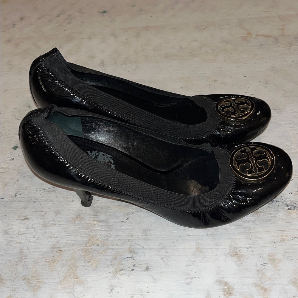 TORY BURCH Caroline black patent gold logo flex pumps heels | size 10 m